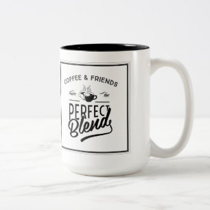 コーヒーおよび友人は完全なブレンドを作ります ツートーンマグカップ