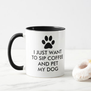 コーヒーおよび私の犬のスローガンのタイポグラフィ マグカップ