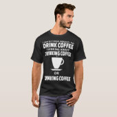 コーヒーかわいい風刺画を飲もうとしているコーヒー Tシャツ (正面フル)
