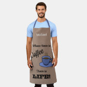 コーヒーがある場所にはLIFEがある。ブラウン.名前付き エプロン (着用した状態)