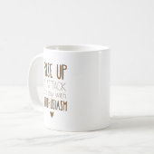 コーヒーが先だ - 太字ブラウンタイポグラフィマグ コーヒーマグカップ (正面左)