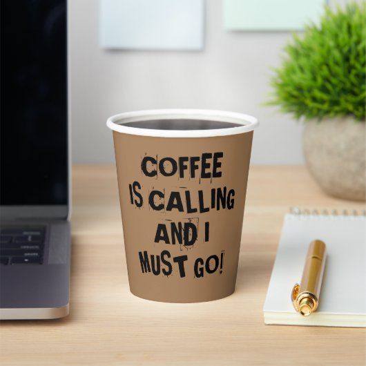 コーヒーが呼ばれて私は紙カップに行かなければならない 紙コップ (インサイチュ)