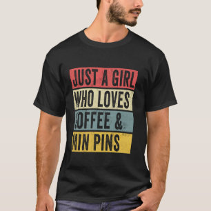 コーヒーが大好きな女の子とミンピンが犬の愛をピン留める Tシャツ