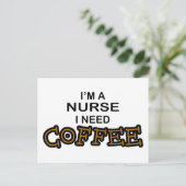 コーヒーが必要 – ナース ポストカード (スタンド正面)