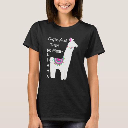 コーヒーが最初にLlのためのプロブラマおかしなシャツ Tシャツ (正面)