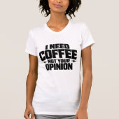 コーヒーが欲しい、意見は要らない タイポグラフィーデザイン Tシャツ (正面)