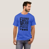 コーヒーでやっと動く経済学専攻 Funny Tシャツ (正面フル)