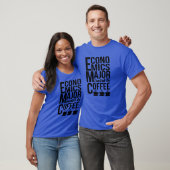 コーヒーでやっと動く経済学専攻 Funny Tシャツ (ユニセックス)