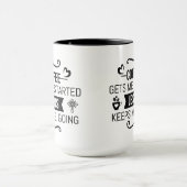 コーヒーで始まり イエスで続く テキスト マグカップ (中央)