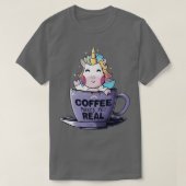コーヒーで実在すおもしろいわいいユニコーン Tシャツ (デザイン正面)