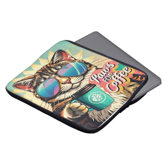 コーヒーで特大サングラスをかけている猫 ラップトップスリーブ (正面上部)