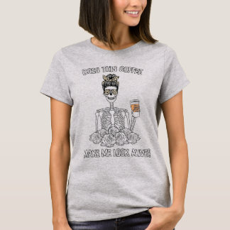 コーヒーで私って生きてるように見える?面白Tシャツ Tシャツ