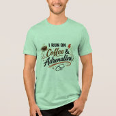 コーヒーとアドレナリンで動く メンズ ナース Tシャツ (正面)