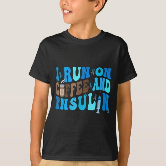 コーヒーとインスリンで走る 糖尿病啓発 冗談 Tシャツ (正面)