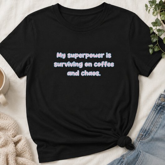 コーヒーとカオスで生き残る超能力デザイン Tシャツ