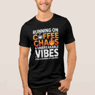 コーヒーとカオスで走り続ける不屈の精神 Tシャツ