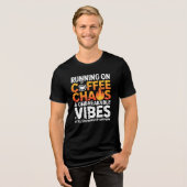 コーヒーとカオスで走り続ける不屈の精神 Tシャツ (正面全面)