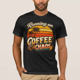 コーヒーとカオスで走る面白い引用Tシャツ Tシャツ