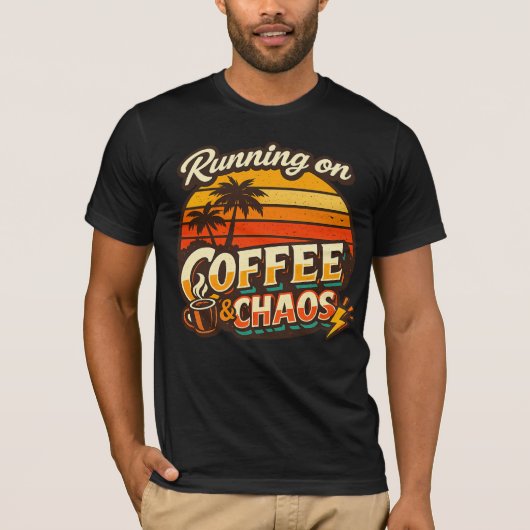 コーヒーとカオスで走る面白い引用Tシャツ Tシャツ (正面)
