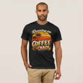 コーヒーとカオスで走る面白い引用Tシャツ Tシャツ (正面フル)