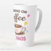 コーヒーとカオスで走る — かわいいコーヒーカップデザイン カフェラテマグ (右アングル)