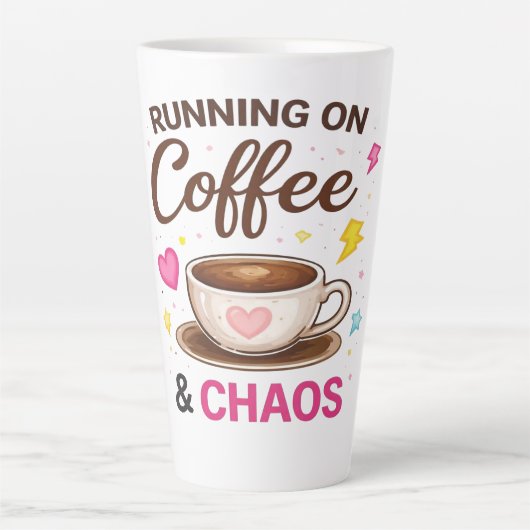 コーヒーとカオスで走る — かわいいコーヒーカップデザイン カフェラテマグ (正面)