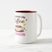 コーヒーとカオスで走る — かわいいコーヒーカップデザイン ツートーンマグカップ (正面右)