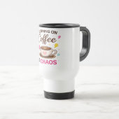 コーヒーとカオスで走る — かわいいコーヒーカップデザイン トラベルマグ (正面右)