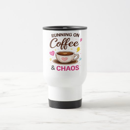 コーヒーとカオスで走る — かわいいコーヒーカップデザイン トラベルマグ (中央)