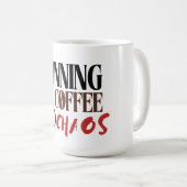 コーヒーとカオスで走る – 楽しい平日の定番 コーヒーマグカップ (正面右)