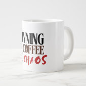 コーヒーとカオスで走る – 楽しい平日の定番 ジャンボコーヒーマグカップ (正面右)