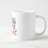 コーヒーとカオスで走る – 楽しい平日の定番 ジャンボコーヒーマグカップ (右)