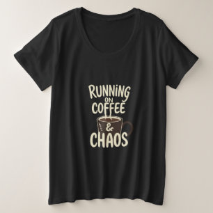 コーヒーとカオスで走る 面白いライフスタイルアート プラスサイズTシャツ
