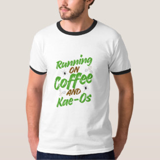 “コーヒーとカオスで走る”Tシャツ Tシャツ