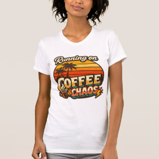 コーヒーとカオスで駆動中 - おもしろ名言Tシャツ Tシャツ
