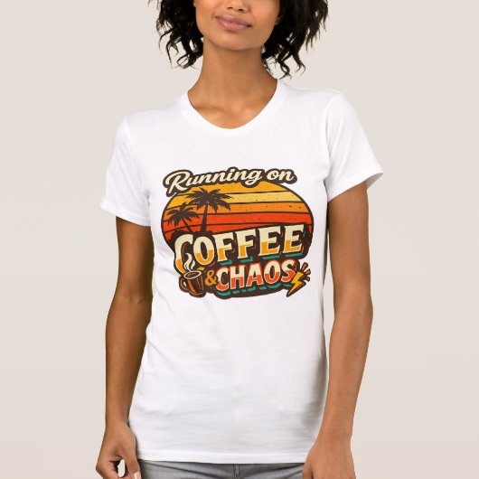 コーヒーとカオスで駆動中 - おもしろ名言Tシャツ Tシャツ (正面)