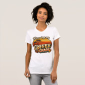 コーヒーとカオスで駆動中 - おもしろ名言Tシャツ Tシャツ (正面フル)