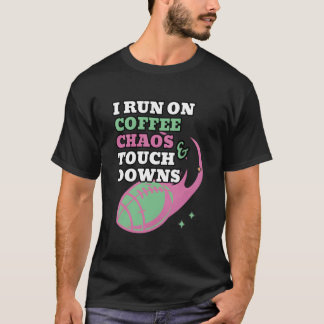 コーヒーとカオスとタッチダウンで走るフットボールママ Tシャツ
