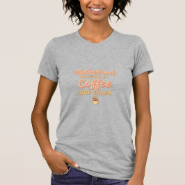 コーヒーとカオスに支えられた母性 Tシャツ
