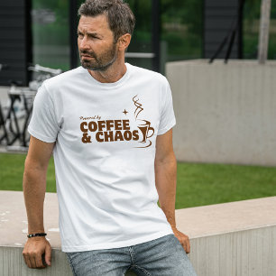 コーヒーとカオスのミニマリストによって動く Tシャツ