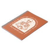 コーヒーとカボチャのスパイスラテで燃料を供給する ノートブック (左側)