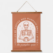 コーヒーとカボチャのスパイスラテで燃料を供給する 吊り下げ型タペストリー (正面)