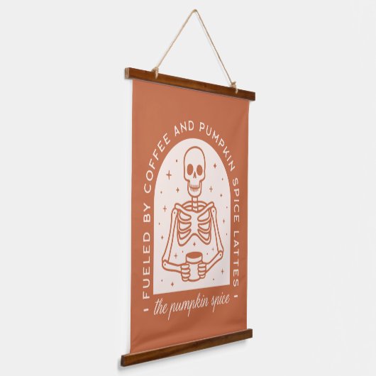 コーヒーとカボチャのスパイスラテで燃料を供給する 吊り下げ型タペストリー (傾斜あり)