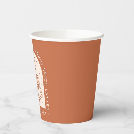 コーヒーとカボチャのスパイスラテで燃料を供給する 紙コップ (左)