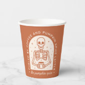 コーヒーとカボチャのスパイスラテで燃料を供給する 紙コップ (正面)