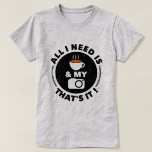 コーヒーとカメラが必要 おもしろい T Shirt Tシャツ