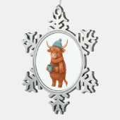 コーヒーとキュートなハイランド牛 – 居心地の良い冬 スノーフレークピューターオーナメント (右)