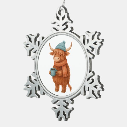 コーヒーとキュートなハイランド牛 – 居心地の良い冬 スノーフレークピューターオーナメント (右)