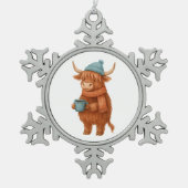 コーヒーとキュートなハイランド牛 – 居心地の良い冬 スノーフレークピューターオーナメント (正面)