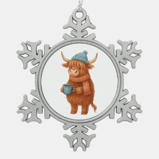 コーヒーとキュートなハイランド牛 – 居心地の良い冬 スノーフレークピューターオーナメント
